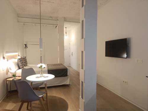 Moderno apartamento estudio en El Rincón de Sevilla con cama, sala de estar, televisor de pantalla plana y decoración minimalista en Sevilla