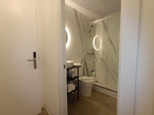 Baño moderno en apartamento El Rincón de Sevilla con ducha, inodoro y espejo iluminado