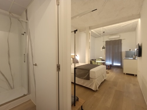 Moderno apartamento estudio en El Rincón de Sevilla con cama, baño, TV y cocina en Sevilla, España