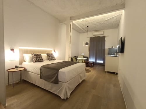 Habitación moderna en El Rincón de Sevilla, Sevilla, con cama queen, TV de pantalla plana y diseño contemporáneo