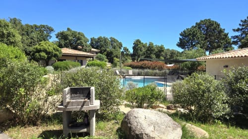 Poolbereich der Villas Lantana mit privatem Grill, Steingrill und mediterraner Landschaft in Lecci