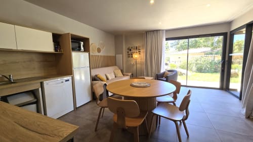 Modernes 2-Zimmer-Apartment in den Villas Lantana mit offener Küche, Essbereich und Terrasse mit Gartenblick in Lecci