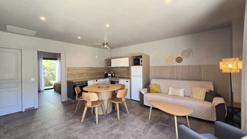 Modernes 2-Zimmer-Apartment in den Villas Lantana, Lecci mit offener Küche, Essbereich und Wohnzimmer
