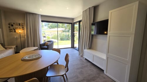 Modernes 2-Zimmer-Apartment in der Villas Lantana, Lecci mit offener Wohnfläche, Essbereich, Flachbildfernseher und Zugang zur Terrasse