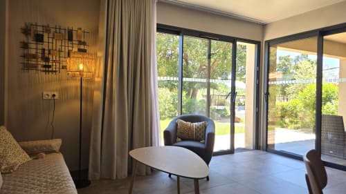Modernes 2-Zimmer-Apartment in der Villas Lantana in Lecci mit Schlafzimmer, Wohnbereich und Glastüren zur Terrasse