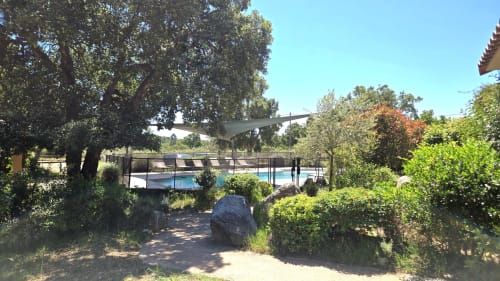 Poolbereich der Villas Lantana in Lecci umgeben von üppiger Vegetation und mediterraner Landschaft