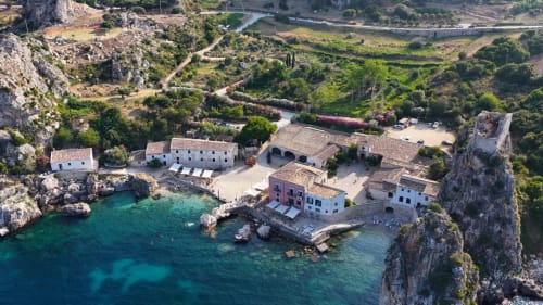 Vista aerea della struttura fronte mare B&B Le Biciclette a San Vito Lo Capo con acque turchesi e scogliere costiere