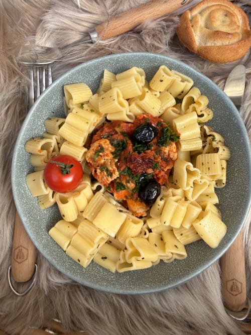Pâtes en assiette avec sauce tomate, olives et herbes fraîches au Coeur de lodge B&B à Cramoisy, France
