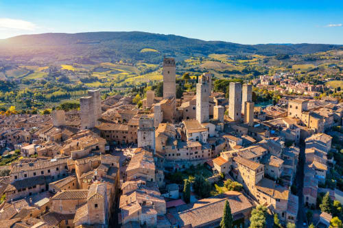 Torri medievali di Siena e edifici storici con la campagna toscana, ubicazione Casa di Alfredo