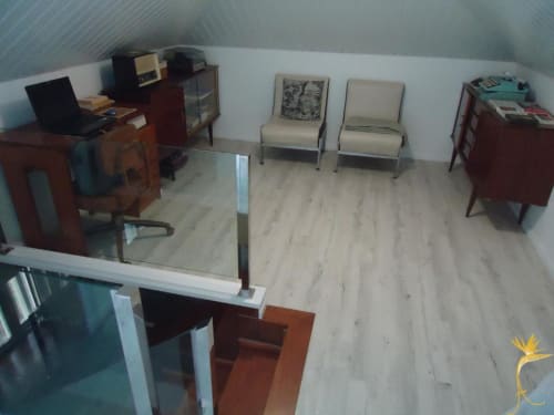 Quarto sótão na Casa Estrelícia-Dourada Garcês B&B em São Vicente com escrivaninha, cadeiras e móveis de madeira
