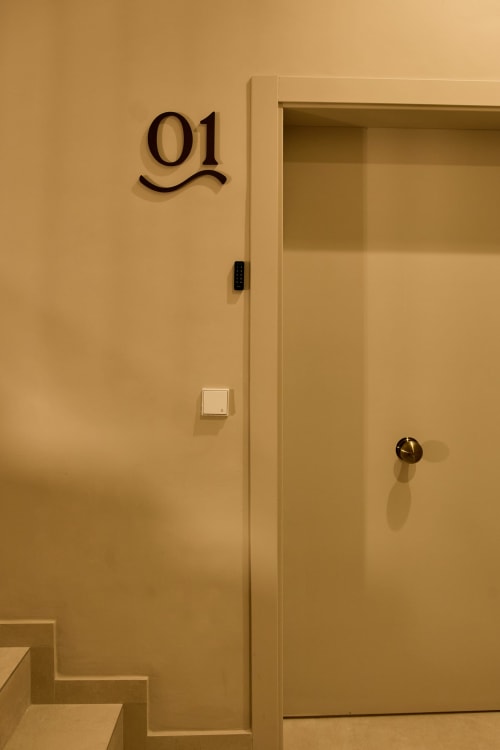 Room 01 entrance at Arrels Mercat apartments in Valencia, with modern door and keypad lock