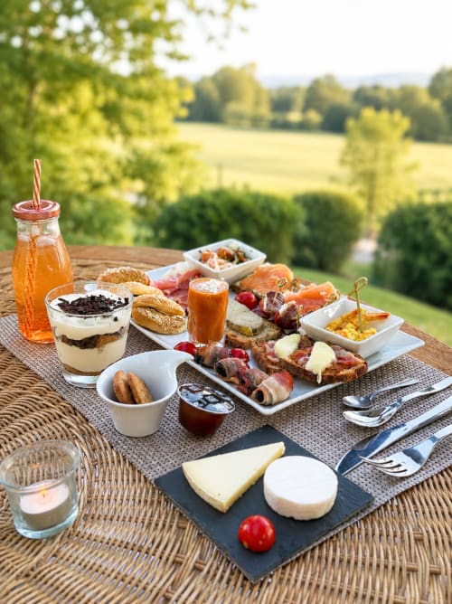 Plateau de charcuterie élégant et desserts à Les Instants Volés à Tudeils, avec vue sur la campagne vallonnée