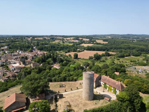 Vue aérienne de la tour du château de Châlus dominant le village et la campagne du Limousin, Domaine de Châlus-Chabrol