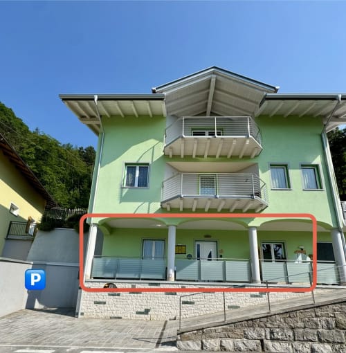 Villa verde moderna a Ranzo, Italia con vista sulle montagne, fondamenta in pietra e terrazza coperta al piano terra