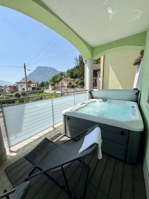 Vasca idromassaggio all'aperto con vista sulle montagne sulla terrazza della villa a Ranzo, Italia