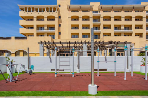 Área de fitness al aire libre en Haus Holiday Homes de San Pedro del Pinatar con equipos de ejercicio y espacios verdes