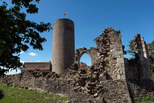 Ruines du château médiéval avec tour en pierre et arche au Domaine de Châlus-Chabrol à Châlus, France