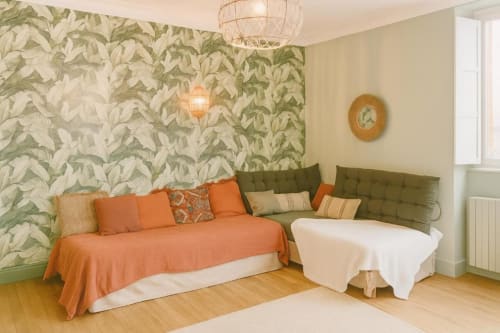 Suite Gabriel 2 chambres à Maunoury Citybreak, Chartres : salon spacieux avec papier peint motifs feuillages verts, touches orange et vert