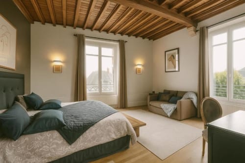 Spacieuse suite Gabriel au Maunoury Citybreak à Chartres avec chambre vue jardin, salon-canapé et poutres bois
