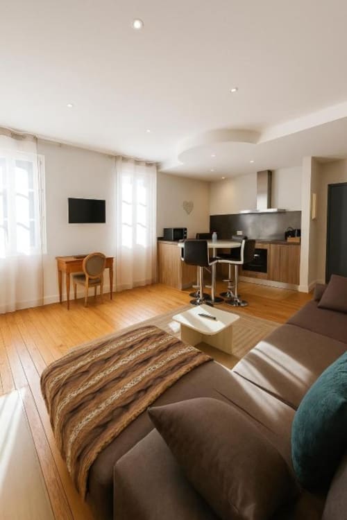 Séjour moderne avec cuisine, canapé, parquet et vue sur le jardin à Maunoury Citybreak, Chartres