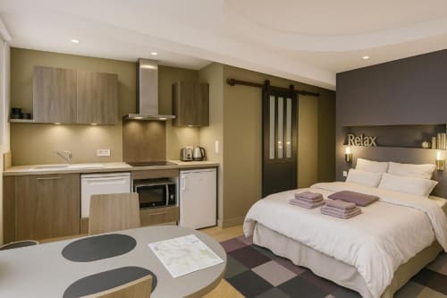 Studio à Maunoory Citybreak Chartres avec kitchenette, lit, coin repas et vue sur le jardin