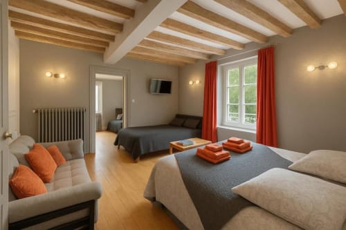 Chambre spacieuse au Maunoury Citybreak à Chartres avec poutres en bois apparentes, plusieurs lits et vue sur le jardin