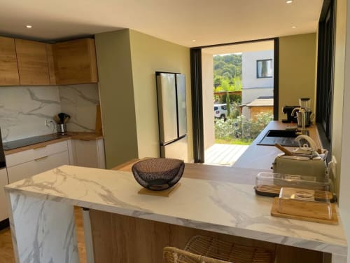 Cuisine moderne et salle à manger à La Villa Sadrea de CASA DI SADREA, Lecci, avec îlot en marbre, meubles en bois et jardin
