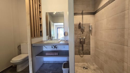 Modern bathroom with walk-in shower, double vanity, and toilet at Villas Lantana villa in Lecci