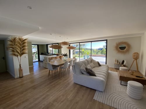 Séjour moderne de la villa CASA DI SADREA avec canapé crème, salle à manger, cuisine et vue sur la terrasse avec piscine à Lecci