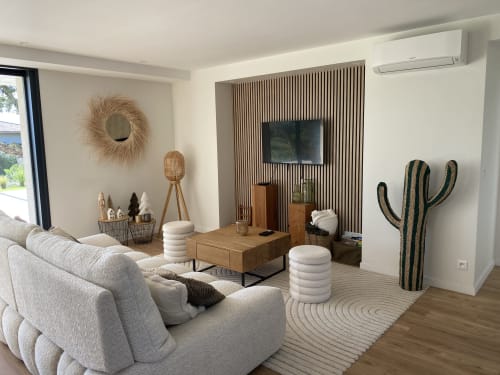 Salon moderne de la villa CASA DI SADREA à Lecci avec mobilier contemporain, téléviseur et accents décoratifs