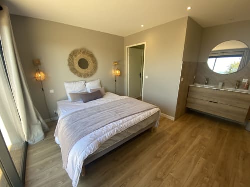 Chambre principale élégante à la villa CASA DI SADREA à Lecci, avec salle de bains attenante, parquet et éclairage ambiant