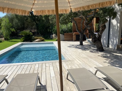 Villa de luxe avec piscine, transats et pergola en chaume, Casa di Sadrea, Lecci Corse