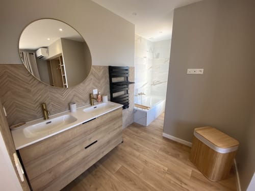 Salle de bain moderne à La Villa Sadrea, CASA DI SADREA, Lecci : vasque double, miroir rond, sèche-serviettes noir chauffant