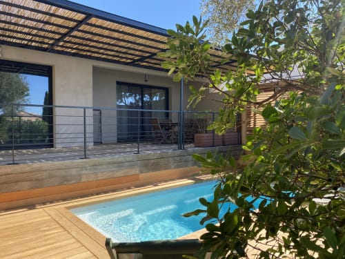 Villa moderne à Casa di Sadrea à Lecci avec piscine privée, terrasse en bois et zone ombragée dominant le paysage corse