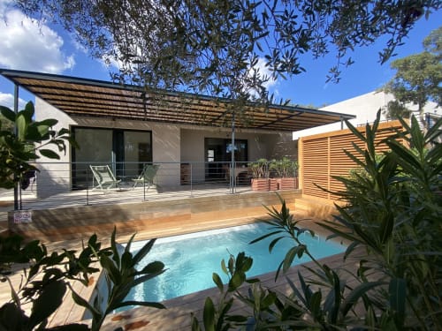 Villa CASA DI SADREA à Lecci avec piscine étincelante, terrasse en bois, pergola ombragée et terrasse moderne surplombant les jardins