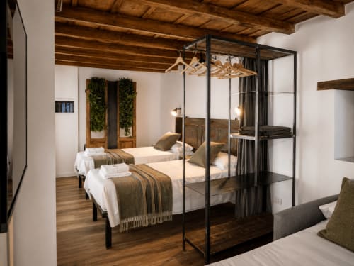 Modernes Loft-Schlafzimmer im Bergamo City Center mit Himmelbetten, Holzbalken und zeitgenössischem Design