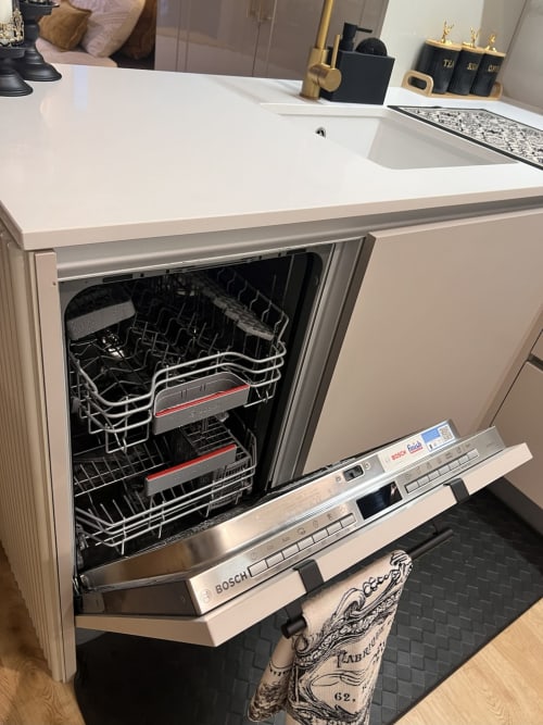 Máquina de lavar louça Bosch integrada na bancada moderna da cozinha do apartamento Timeless Vacations Douro Tower