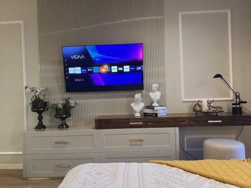 Quarto elegante na Timeless Vacations Arcozelo com TV na parede, cômoda branca e detalhes decorativos com vista para o Douro