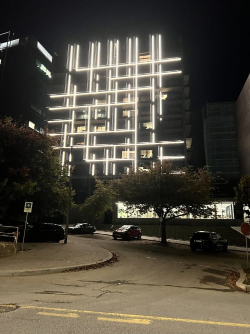 Edifício de hotel moderno com fachada de grade de néon iluminada à noite, Timeless Vacations em Arcozelo