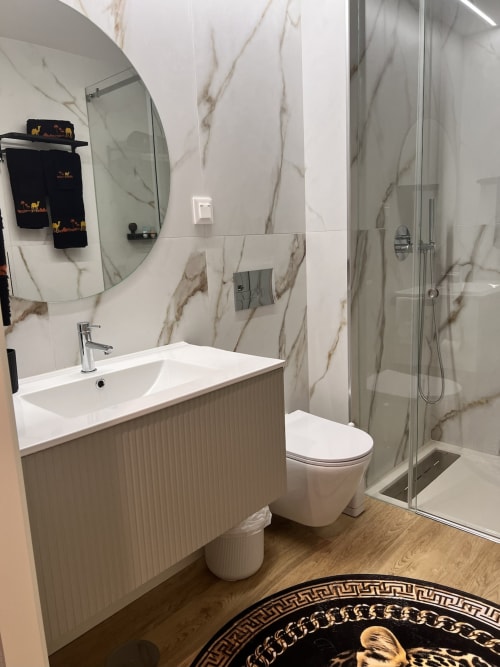 Casa de banho moderna no estúdio Timeless Vacations Arcozelo com paredes em mármore, lavatório, sanitário e duche amplo