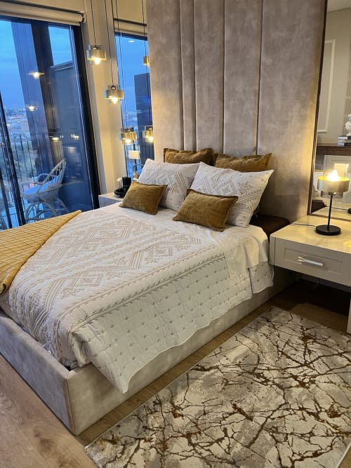 Quarto moderno na Timeless Vacations, Arcozelo com cama creme, almofadas douradas, janelas do piso ao teto e vistas do rio Douro