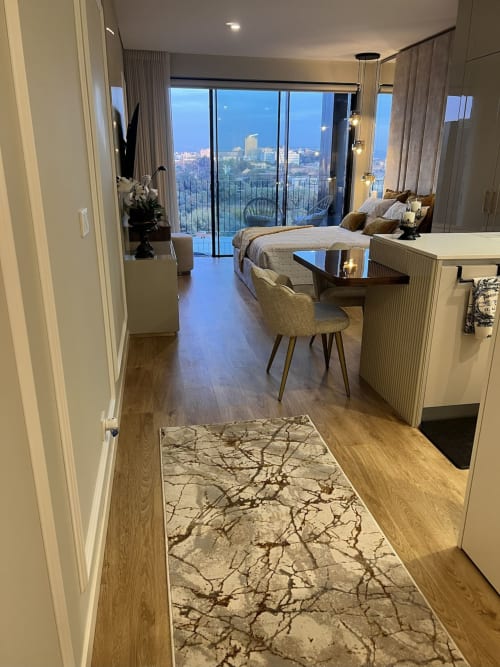 Apartamento estúdio moderno na Timeless Vacations Douro Tower com vistas panorâmicas da cidade, pisos em madeira e design contemporâneo