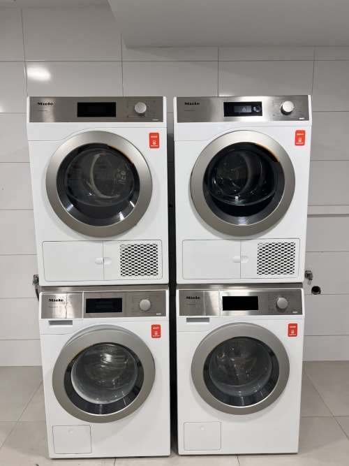 Quatro secadoras Miele na lavanderia da Timeless Vacations, Arcozelo