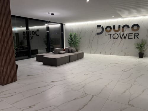 Saguão moderno da Douro Tower no Timeless Vacations Arcozelo com piso em mármore, área de estar e design contemporâneo