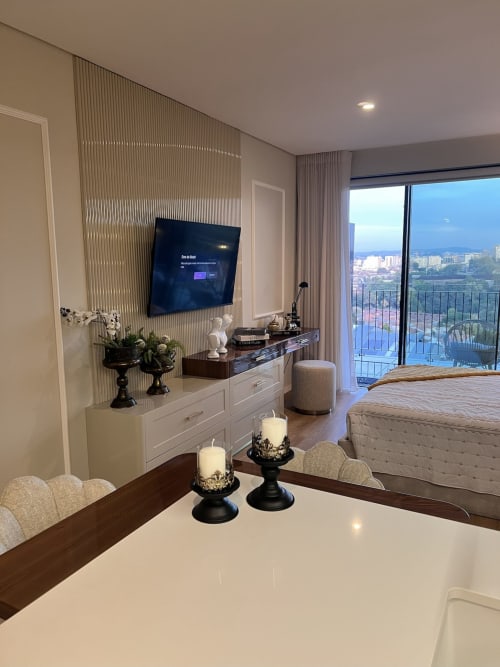 Apartamento estúdio de luxo na Timeless Vacations em Arcozelo com vista para o rio, mobiliário moderno e horizonte da cidade