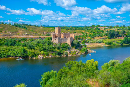 Castelo medieval com vista para rio azul em Cagida, Portugal perto da Quinta da Mata de Baixo