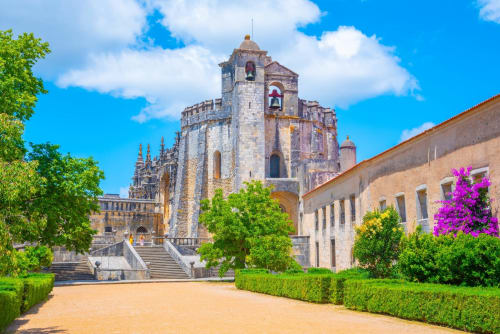 Convento histórico de pedra com campanário e jardins bem cuidados na Quinta da Mata de Baixo, Portugal