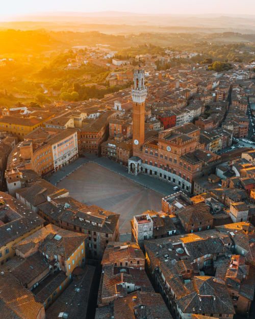 Vista aerea al tramonto del centro storico di Siena con la Torre del Mangia e Piazza del Campo, Toscana Italia