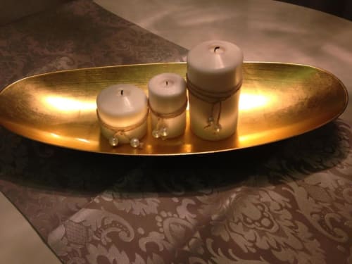Três velas cilíndricas brancas em bandeja oval dourada com contas decorativas em apartamento no Porto pela Timeless Vacations