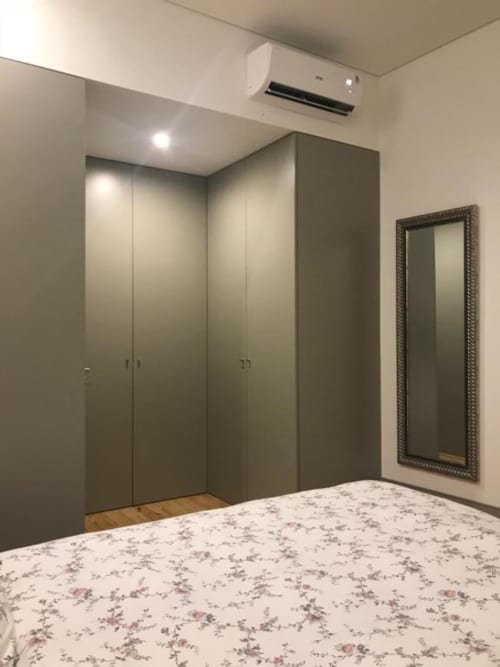 Quarto moderno com cama floral, guarda-roupa embutido, espelho e ar condicionado no apartamento Timeless Vacations Porto